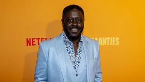Foto van André Dongelmans in lichtblauw pak bij de première van de serie Haantjes.
