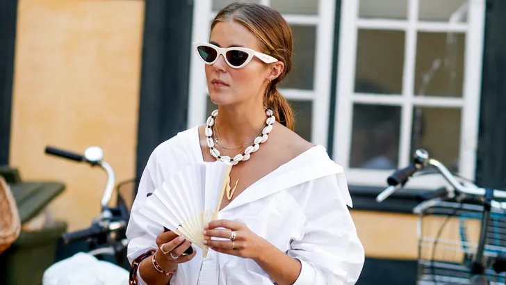 zweetplekken voorkomen vrouw witte blouse waaier