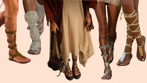 Gladiatorsandalen zijn dé comeback van 2026: zo draag je ze naar kantoor (zónder die festival-vibes)