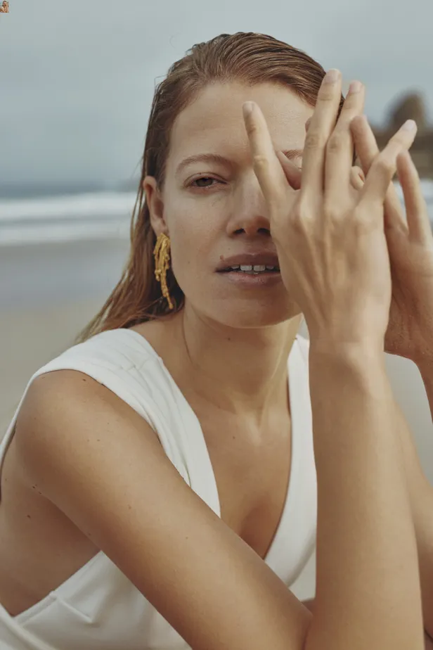 Badpak: Haight | Oorbellen: Atelier Dorothee 