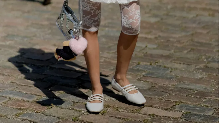 Déze fluwelen ballerina's uit de H&M-sale zijn een schot in de roos