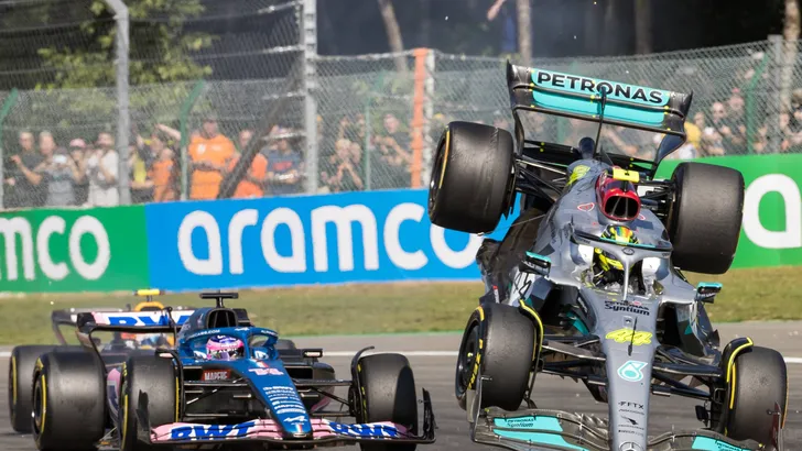 Alonso over actie Hamilton: 'Die idioot weet alleen hoe hij vanaf P1 moet starten'