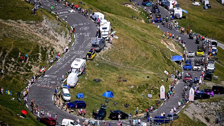 beeld van een steile beklimming in de tour de france