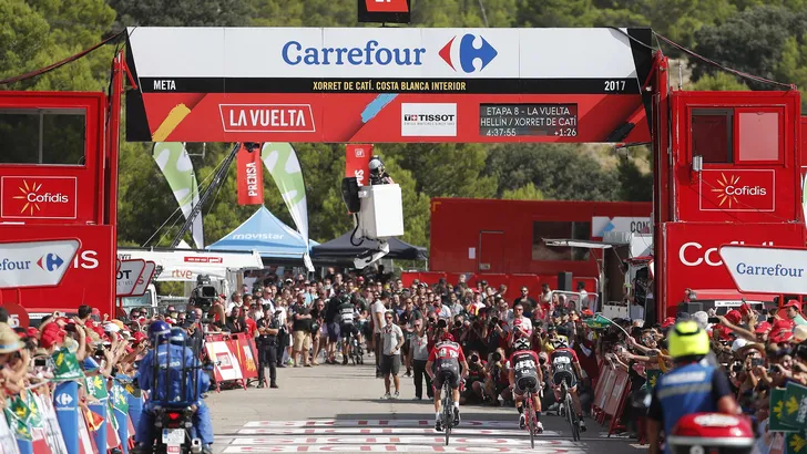 Vuelta in beeld: De Vuelta-karavaan op weg naar Xorret de Catí