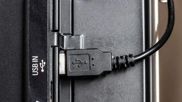 Iedereen negeert de USB-poort achterop de tv, maar met deze 4 trucs wordt hij onmisbaar