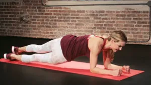 Video: Plank Hip Dips