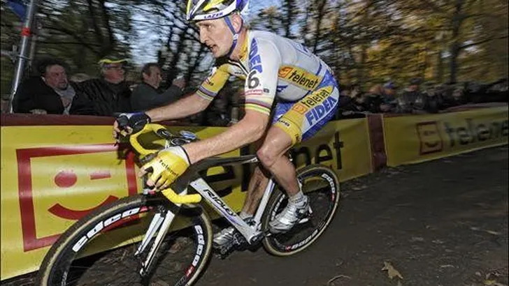 Herboren Wellens wint moddercross Essen