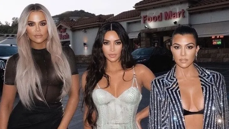 Wat is er met deze campagnefoto van Kim, Khloé en Kourtney Kardashian gebeurd?