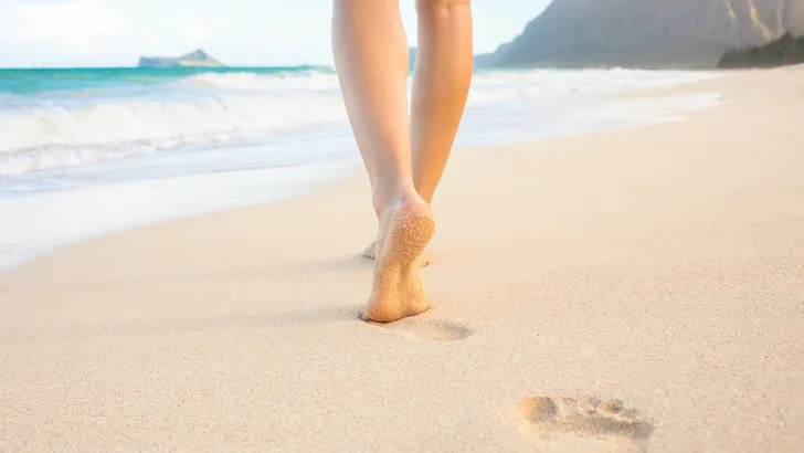 Dé modetrend van de zomer is minder goed voor je voeten dan je hoopt