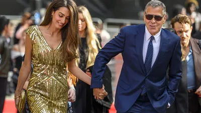 Amal Clooney koos voor een jurk die alle andere looks overschaduwde. Ontdek hier alle details van haar nu al iconische gouden glamour-look.