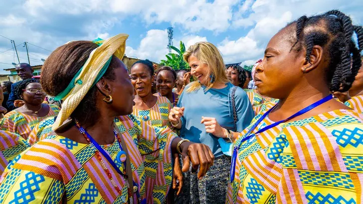 Máxima zet haar beste blauwtje voor in Ivoorkust