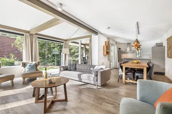 Binnen is het nog gezelliger: warme kleuren, zachte lichtjes en dat fijne vakantiegevoel dat je nergens anders vindt.