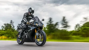 Waarom je dit nooit moet doen als er een motorrijder achter je rijdt
