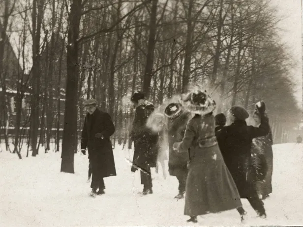 Sneeuwballen gooien, 1919