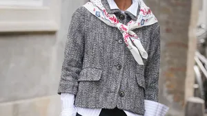 Vrouw in stijlvolle look.