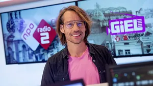 Portret Giel Beelen in de studio van Radio 2