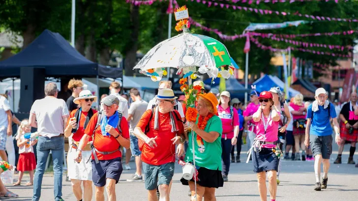 Wandelaars juichen op de Via Gladiola tijdens de Nijmeegse Vierdaagse