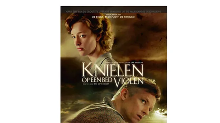 KNIELEN OP EEN BED VIOLEN