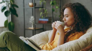 Afbeelding: vrouw drinkt uit een mok