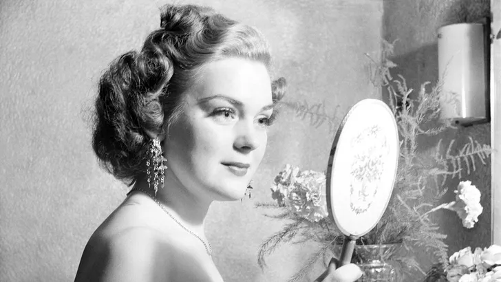 vrouw vintage beauty spiegel