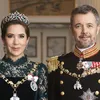 Deens hof deelt eerste officiële galaportretten van kersvers koningspaar