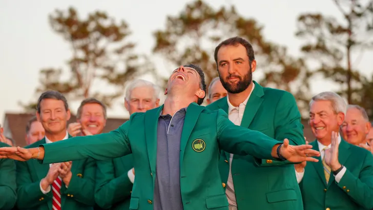 Eindelijk mag Rory als winnaar van The Masters het groene jasje aan doen.