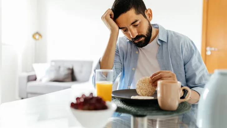 Waarom eetlust verdwijnt als je ziek bent: wetenschappers ontdekken het precieze darm-brein signaal