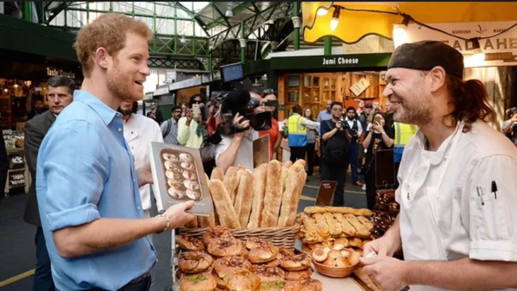 Zien: Prins Harry doet verrassingsbezoek Borough Market 