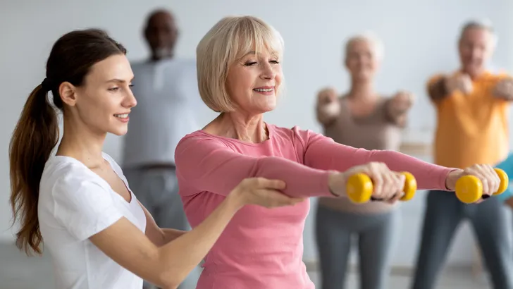 Vrouw aan het sporten