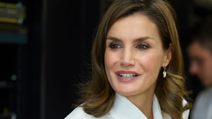 Spaanse koningin Letizia in gewaagde jurk op journalistengala