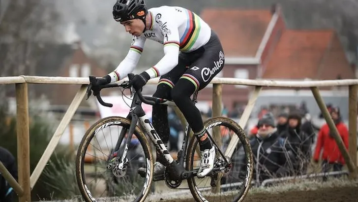 Van Aert klasse apart in Fiuggi, Aerts valt uit na crash tegen boom