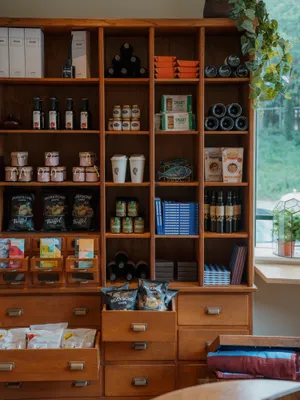 Even binnenwippen voor iets lekkers? Deli verwelkomt je met pure verleiding achter glas.