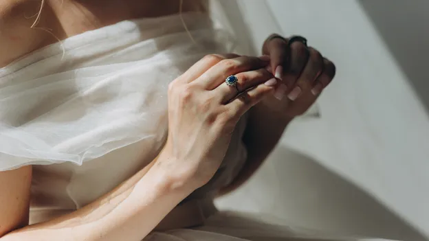 Vintage verlovingsring kopen – Foto van bruid met ring in 'Princess Diana'-stijl.