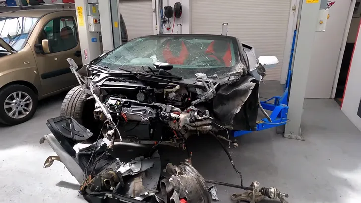 Verhuurder maakt schade crash-Lambo op