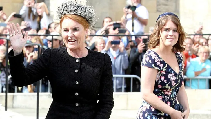 Sarah, Beatrice en Eugenie op societywedding 