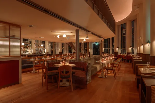 3. Intiem dineren in een elegant decor – Restaurant Suus laat zien hoe culinaire verfijning hoort te voelen.
