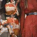 Streetstyle-foto van twee vrouwen in een blousejurk en zomerjurk.