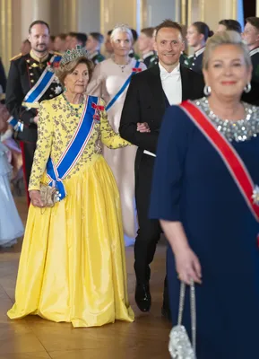Koningin Sonja straalde in haar gele robe.