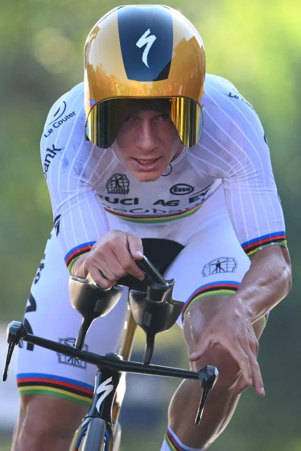 Remco Evenepoel in actie tijdens een tijdrit, symbool voor zijn precisie en ambitie richting 2026 bij Red Bull-BORA-hansgrohe.