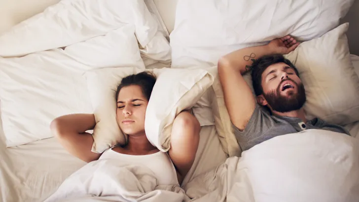 13 momenten die je herkent als je naast een snurker slaapt