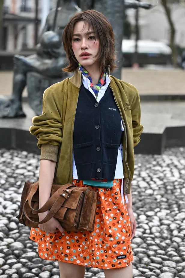 Zangeres Emi Thasorn Klinnium in Parijs vlak voordat ze naar de Miu Miu show gaat tijdens Fashion Week 