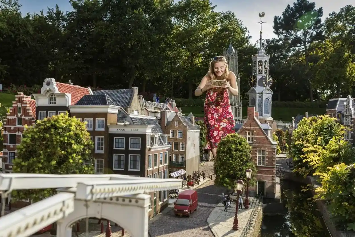 Bij Madurodam bekijk je Nederland in het klein. 