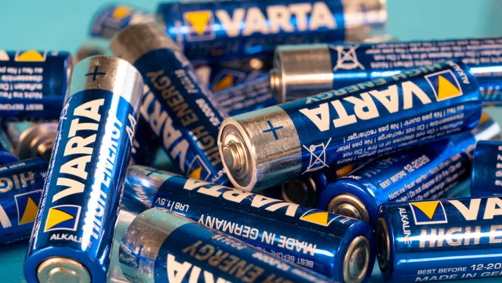 Waarom je oude batterijen nooit in de prullenbak mag gooien