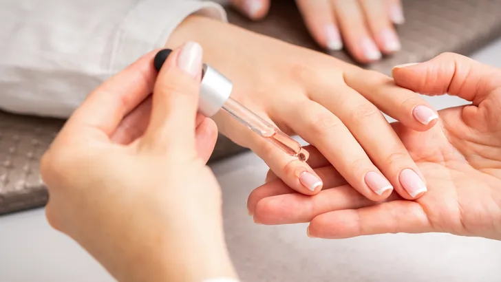 Tijd om flinterdunne nagels te redden na maandenlang gellak. Met deze vijf slimme stappen groeien de nagels sterker en mooier dan ooit...