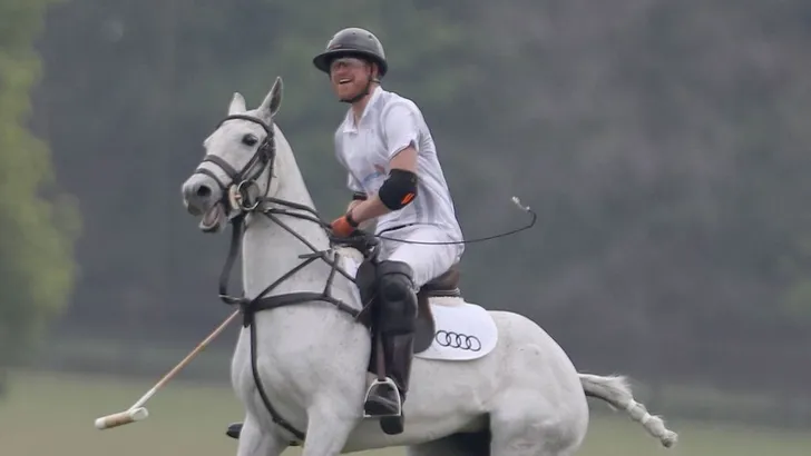 Prins Harry, wit paard en… Meghan Markle! 
