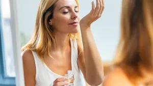 Je spuit 's ochtends je favoriete parfum op, maar 's middags is er niets meer van over. Met deze simpele hack is dat probleem voorgoed opgelost.