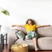 Vrouw die geniet van een moment van ontspanning en rust.