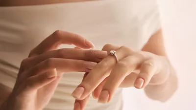 Een vrouw die een ring draagt