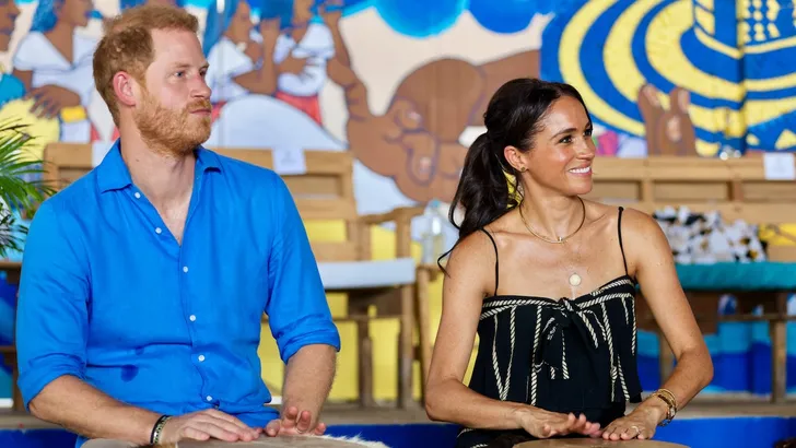 Goede voornemens Meghan Markle – Foto van prins Harry en Meghan Markle met twee trommels bij een bezoek aan Colombia, augustus 2024.