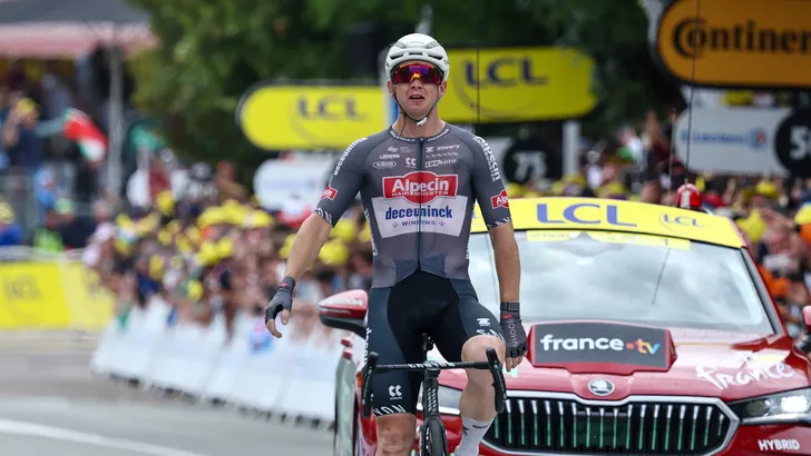 Tour | 🎥 Sprinter Kaden Groves wint solo nadat Frank van den Broek hem weg  laat rijden, Pascal Eenkhoorn wordt derde | Wieler Revue
